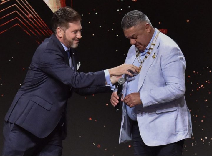 Alejandro Domínguez le entregó una medalla conmemorativa a Claudio Tapia por su gestión en AFA.